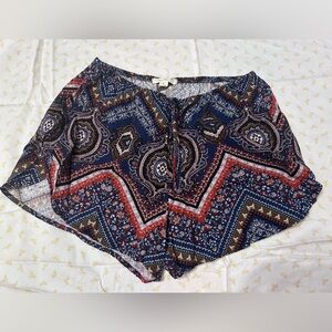 PAPER PLANES MEDALLION LIKE DESIGN SHORTS SIZE LARGE